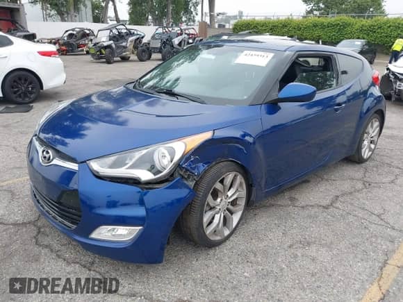 2015 Hyundai Veloster z VIN KMHTC6AD0FU243328, wystawiony jako IAAI lot #42439313 z przebiegiem 96 997 mil mil oraz . Historia ofert i sprzedaży dostępna na DreamBid. Obrazek 2.