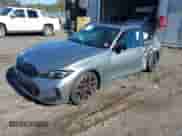 2025 BMW 3 Series M340i xDrive z VIN 3MW69FT02S8F29518, wystawiony jako IAAI lot #43408317 z przebiegiem 754 mil mil oraz . Historia ofert i sprzedaży dostępna na DreamBid. Obrazek 18.