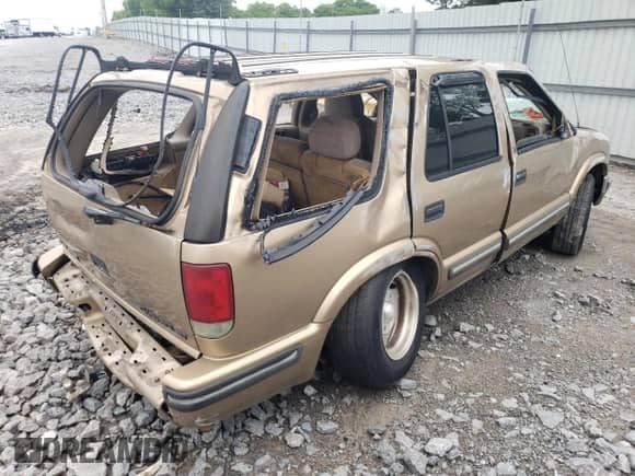 2000 Chevrolet Blazer LS z VIN 1GNCS13W6Y2155253, wystawiony jako Copart lot #55951095 z przebiegiem 243 661 mil mil oraz Szkoda całkowita • Salvage title. Historia ofert i sprzedaży dostępna na DreamBid. Obrazek 3.
