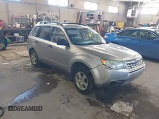 2013 Subaru Forester X z VIN JF2SHABC6DG424991, wystawiony jako IAAI lot #41638591 z przebiegiem 152 047 mil mil oraz . Historia ofert i sprzedaży dostępna na DreamBid. Obrazek 1.