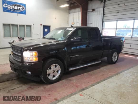 2013 Chevrolet Silverado 1500 LTZ z VIN 1GCRKTE72DZ414083, wystawiony jako Copart lot #49009385 z przebiegiem 180 241 mil mil oraz Szkoda całkowita • Salvage title. Historia ofert i sprzedaży dostępna na DreamBid. Obrazek 1.
