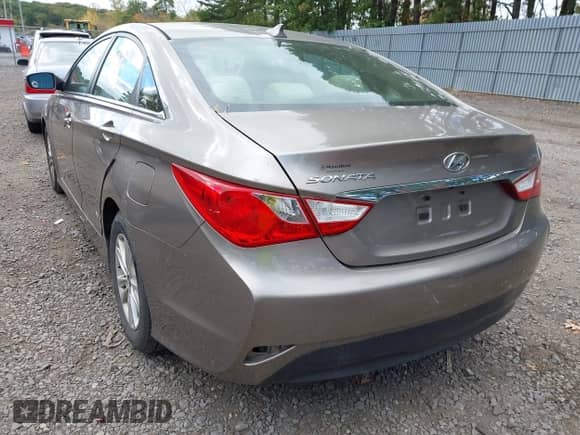 2014 Hyundai Sonata GLS z VIN 5NPEB4AC6EH840424, wystawiony jako IAAI lot #43434737 z przebiegiem 138 849 mil mil oraz . Historia ofert i sprzedaży dostępna na DreamBid. Obrazek 3.