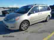 2008 Toyota Sienna XLE z VIN 5TDZK22C18S141253, wystawiony jako IAAI lot #43527112 z przebiegiem 208 796 mil mil oraz . Historia ofert i sprzedaży dostępna na DreamBid. Obrazek 2.
