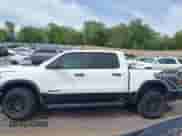 2025 Ram 1500 Rebel z VIN 1C6SRFLP9SN525209, wystawiony jako IAAI lot #42363389 z przebiegiem Nie podano mil oraz . Historia ofert i sprzedaży dostępna na DreamBid. Obrazek 15.