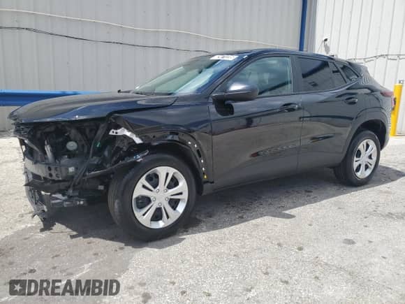 2025 Chevrolet Trax LS z VIN KL77LFEP8SC181281, wystawiony jako Copart lot #62471235 z przebiegiem 4 186 mil mil oraz Czysty tytuł • Clean title. Historia ofert i sprzedaży dostępna na DreamBid. Obrazek 1.