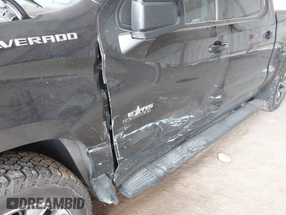 2022 Chevrolet Silverado 1500 RST z VIN 1GCUDEET0NZ644607, wystawiony jako IAAI lot #41614044 z przebiegiem 56 524 mil mil oraz . Historia ofert i sprzedaży dostępna na DreamBid. Obrazek 6.