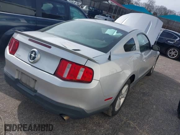 2010 Ford Mustang V6 z VIN 1ZVBP8AN5A5123453, wystawiony jako IAAI lot #41616265 z przebiegiem 232 794 mil mil oraz . Historia ofert i sprzedaży dostępna na DreamBid. Obrazek 4.