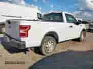 2018 Ford F-150 XL z VIN 1FTMF1CB9JFD61261, wystawiony jako Copart lot #84890555 z przebiegiem 140 741 mil mil oraz Czysty tytuł • Clean title. Historia ofert i sprzedaży dostępna na DreamBid. Obrazek 3.