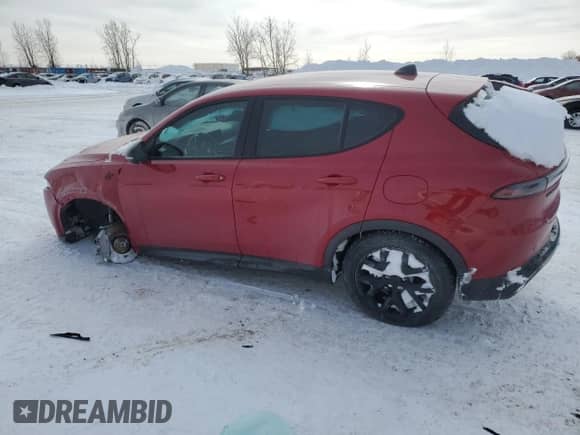 2024 Dodge Hornet R/T z VIN ZACPDFCW7R3A12327, wystawiony jako Copart lot #45739315 z przebiegiem 1 553 mil mil oraz Szkoda całkowita • Salvage title. Historia ofert i sprzedaży dostępna na DreamBid. Obrazek 2.