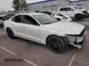 2024 Volvo S60 Plus Black Edition z VIN 7JRL12FHXRG281975, wystawiony jako Copart lot #52827945 z przebiegiem Nie podano mil oraz Szkoda całkowita • Salvage title. Historia ofert i sprzedaży dostępna na DreamBid. Obrazek 4.