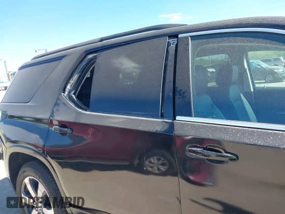 2019 Chevrolet Traverse LT z VIN 1GNERHKW0KJ115178, wystawiony jako IAAI lot #43457510 z przebiegiem 127 984 mil mil oraz . Historia ofert i sprzedaży dostępna na DreamBid. Obrazek 18.