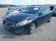 2013 Volvo S60 T5 Premier z VIN YV1612FS6D2185459, wystawiony jako IAAI lot #42867641 z przebiegiem 167 059 mil mil oraz . Historia ofert i sprzedaży dostępna na DreamBid. Obrazek 2.