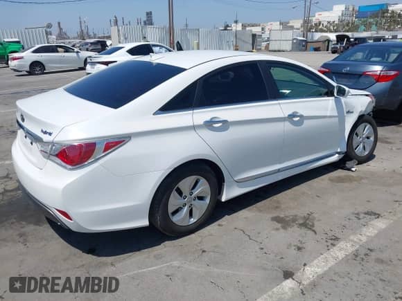 2015 Hyundai Sonata z VIN KMHEC4A4XFA128590, wystawiony jako IAAI lot #42598445 z przebiegiem 82 884 mil mil oraz . Historia ofert i sprzedaży dostępna na DreamBid. Obrazek 4.