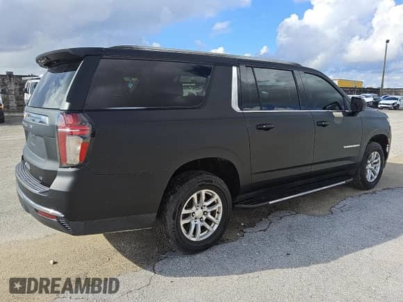 2021 Chevrolet Suburban LT with VIN 1GNSKCKD5MR215807, listed as a Copart auction lot 84585715 with 135,611 mi miles and Clean title. Bid and sale history available at DreamBid. Image 3.