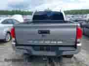2019 Toyota Tacoma SR z VIN 3TMCZ5AN8KM287646, wystawiony jako IAAI lot #42969397 z przebiegiem 100 562 mil mil oraz . Historia ofert i sprzedaży dostępna na DreamBid. Obrazek 16.