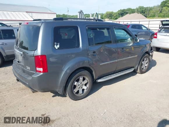 2010 Honda Pilot Touring with VIN 5FNYF4H88AB012001, listed as a IAAI auction lot 42635771 with 287,115 mi miles and . Bid and sale history available at DreamBid. Image 4.