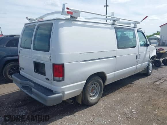 2000 Ford Econoline Cargo z VIN 1FTRE14W9YHB00575, wystawiony jako IAAI lot #42201446 z przebiegiem 139 303 mil mil oraz . Historia ofert i sprzedaży dostępna na DreamBid. Obrazek 4.