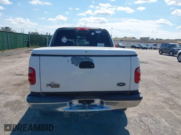 2003 Ford F-150 XLT z VIN 1FTRW08L43KA58318, wystawiony jako IAAI lot #43262347 z przebiegiem 289 807 mil mil oraz . Historia ofert i sprzedaży dostępna na DreamBid. Obrazek 16.