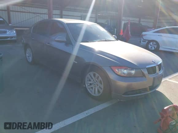 2007 BMW 3 Series 328xi z VIN WBAVC93567KX53505, wystawiony jako IAAI lot #43566890 z przebiegiem 176 398 mil mil oraz . Historia ofert i sprzedaży dostępna na DreamBid. Obrazek 1.