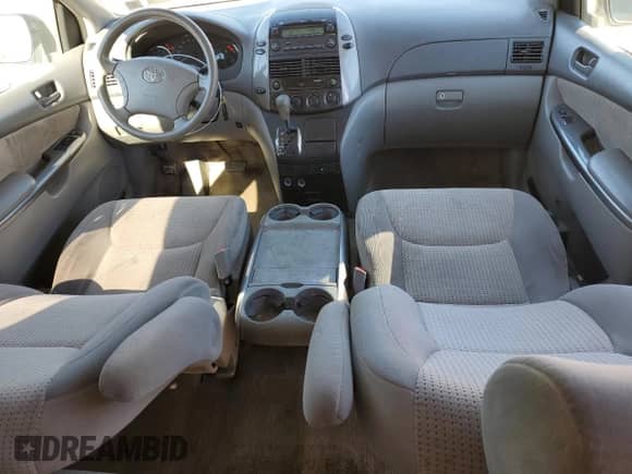 2010 Toyota Sienna LE z VIN 5TDKK4CC2AS309919, wystawiony jako Copart lot #82524135 z przebiegiem 196 955 mil mil oraz Szkoda całkowita • Salvage title. Historia ofert i sprzedaży dostępna na DreamBid. Obrazek 8.