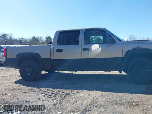 2005 Chevrolet Silverado 1500 LT with VIN 2GCEK13T751216564, listed as a IAAI auction lot 42141599 with 234,810 mi miles and . Bid and sale history available at DreamBid. Image 13.