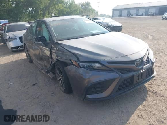 2023 Toyota Camry SE z VIN 4T1G11AK7PU810967, wystawiony jako IAAI lot #42981358 z przebiegiem 53 869 mil mil oraz . Historia ofert i sprzedaży dostępna na DreamBid. Obrazek 1.