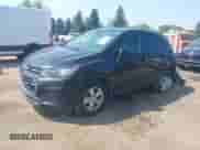 2020 Chevrolet Trax LS z VIN KL7CJKSB4LB324286, wystawiony jako IAAI lot #42936461 z przebiegiem 84 931 mil mil oraz . Historia ofert i sprzedaży dostępna na DreamBid. Obrazek 2.