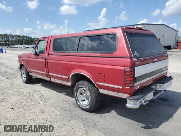 1995 Ford F-150 z VIN 1FTEF15N5SNA87527, wystawiony jako Copart lot #51996595 z przebiegiem 146 998 mil mil oraz Szkoda całkowita • Salvage title. Historia ofert i sprzedaży dostępna na DreamBid. Obrazek 2.