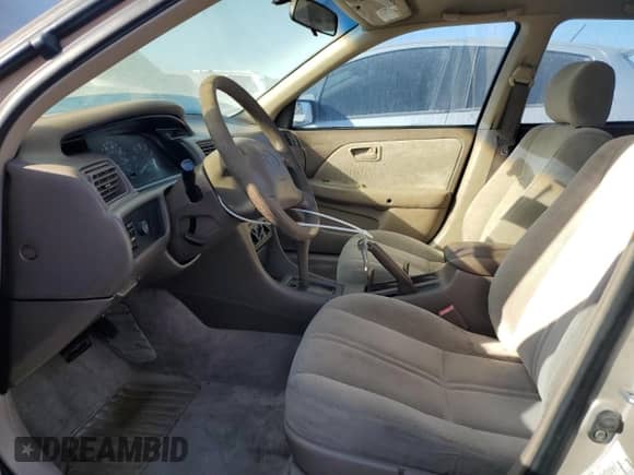 2000 Toyota Camry CE z VIN 4T1BG22K7YU993236, wystawiony jako Copart lot #86606795 z przebiegiem 162 872 mil mil oraz Czysty tytuł • Clean title. Historia ofert i sprzedaży dostępna na DreamBid. Obrazek 7.