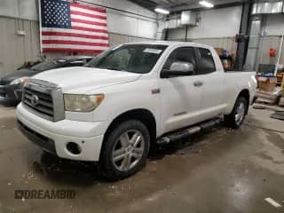 2007 Toyota Tundra Limited z VIN 5TFBV58147X015574, wystawiony jako Copart lot #69936905 z przebiegiem 201 751 mil mil oraz Czysty tytuł • Clean title. Historia ofert i sprzedaży dostępna na DreamBid. Obrazek 1.