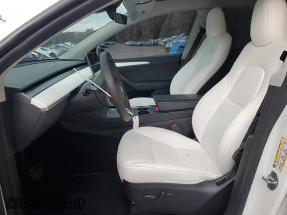 2024 Tesla Model Y Long Range с VIN 7SAYGAEE4RF205752, выставлен на аукционе Copart как лот 90033845 с пробегом Не указан миль и Чистый • Clean title. История ставок и продаж доступна на DreamBid. Изображение 7.