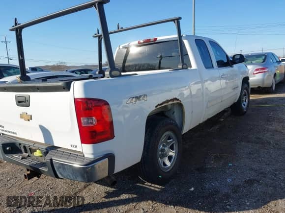 2009 Chevrolet Silverado 1500 LTZ z VIN 1GCEK39079Z114929, wystawiony jako IAAI lot #41494959 z przebiegiem 305 078 mil mil oraz . Historia ofert i sprzedaży dostępna na DreamBid. Obrazek 4.