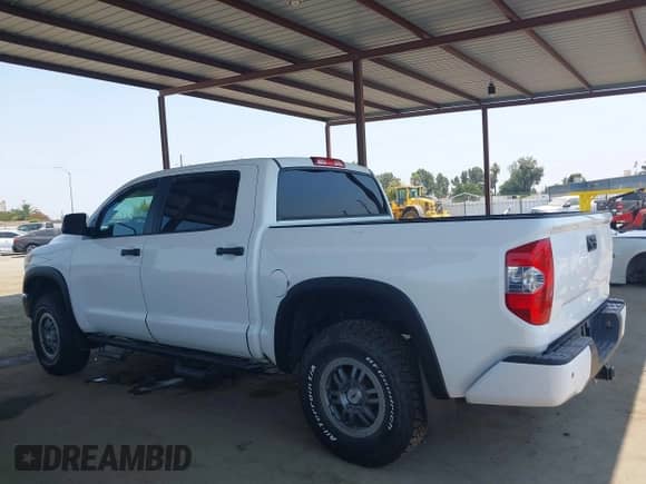 2017 Toyota Tundra SR5 z VIN 5TFDY5F10HX601399, wystawiony jako IAAI lot #42736642 z przebiegiem 117 423 mil mil oraz . Historia ofert i sprzedaży dostępna na DreamBid. Obrazek 14.