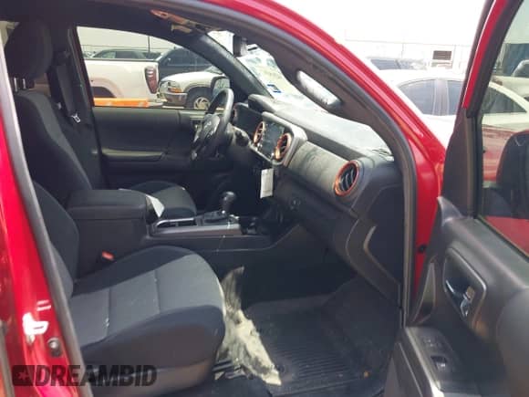 2023 Toyota Tacoma SR z VIN 3TMCZ5AN0PM560313, wystawiony jako IAAI lot #42650949 z przebiegiem 27 871 mil mil oraz . Historia ofert i sprzedaży dostępna na DreamBid. Obrazek 5.
