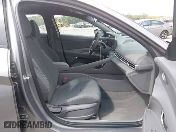 2024 Hyundai Elantra SEL z VIN KMHLM4DG3RU772364, wystawiony jako IAAI lot #43296918 z przebiegiem 11 773 mil mil oraz . Historia ofert i sprzedaży dostępna na DreamBid. Obrazek 5.