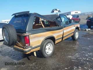 1989 Chevrolet Blazer z VIN 1GNCT18Z0K0179602, wystawiony jako IAAI lot #42535676 z przebiegiem 137 955 mil mil oraz . Historia ofert i sprzedaży dostępna na DreamBid. Obrazek 4.