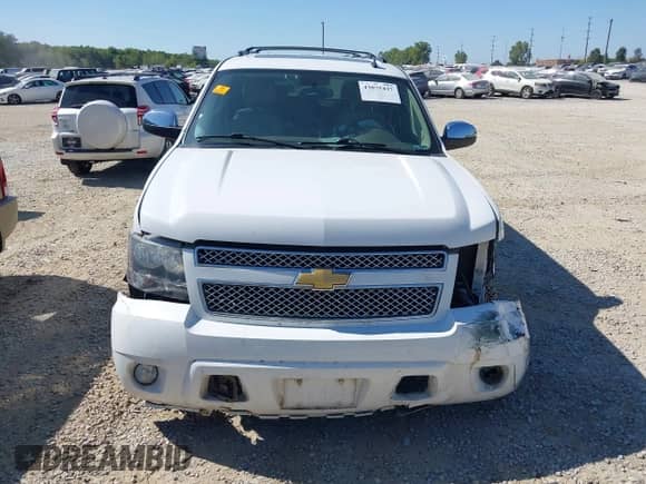 2014 Chevrolet Suburban LTZ z VIN 1GNSKKE70ER143643, wystawiony jako IAAI lot #43075437 z przebiegiem 39 400 mil mil oraz . Historia ofert i sprzedaży dostępna na DreamBid. Obrazek 12.