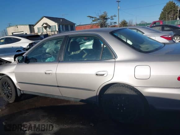 1998 Honda Accord LX z VIN 1HGCG1642WA070628, wystawiony jako IAAI lot #41457636 z przebiegiem 260 036 mil mil oraz . Historia ofert i sprzedaży dostępna na DreamBid. Obrazek 15.