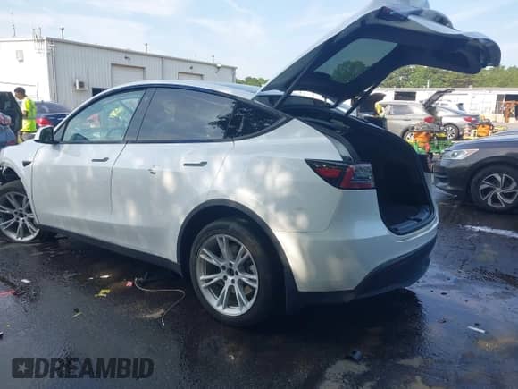 2022 Tesla Model Y Long Range z VIN 7SAYGDEE2NF431316, wystawiony jako IAAI lot #42625983 z przebiegiem 26 748 mil mil oraz . Historia ofert i sprzedaży dostępna na DreamBid. Obrazek 3.