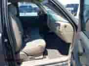 2004 GMC Sierra 1500 z VIN 1GTEC19X04Z102631, wystawiony jako IAAI lot #42699084 z przebiegiem 163 496 mil mil oraz . Historia ofert i sprzedaży dostępna na DreamBid. Obrazek 5.