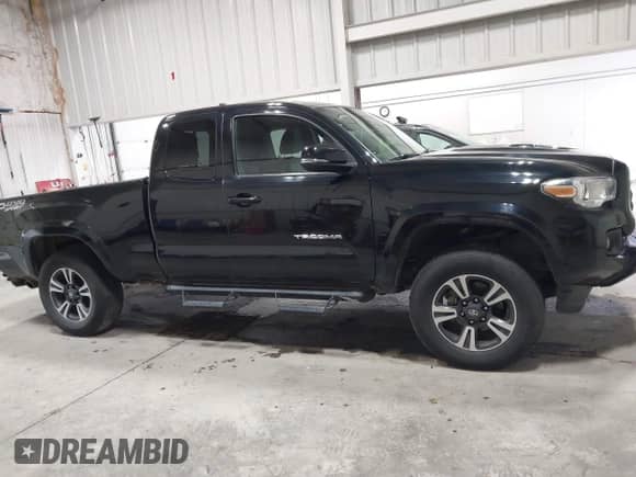 2019 Toyota Tacoma SR5 z VIN 5TFSZ5ANXKX174139, wystawiony jako IAAI lot #43035436 z przebiegiem 38 075 mil mil oraz . Historia ofert i sprzedaży dostępna na DreamBid. Obrazek 13.