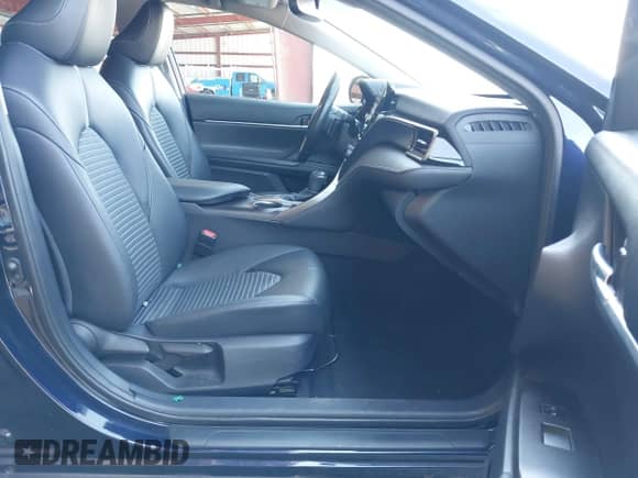 2022 Toyota Camry SE z VIN 4T1T11AK6NU700326, wystawiony jako IAAI lot #43065109 z przebiegiem 113 890 mil mil oraz . Historia ofert i sprzedaży dostępna na DreamBid. Obrazek 5.