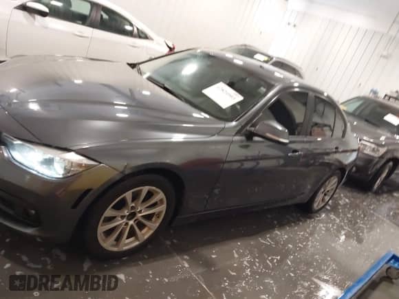 2016 BMW 3 Series 320i xDrive z VIN WBA8A3C54GK690758, wystawiony jako IAAI lot #42824903 z przebiegiem 162 948 mil mil oraz . Historia ofert i sprzedaży dostępna na DreamBid. Obrazek 15.