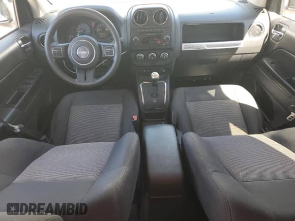 2014 Jeep Compass Sport z VIN 1C4NJDBB4ED773837, wystawiony jako Copart lot #82474845 z przebiegiem 133 337 mil mil oraz Czysty tytuł • Clean title. Historia ofert i sprzedaży dostępna na DreamBid. Obrazek 8.