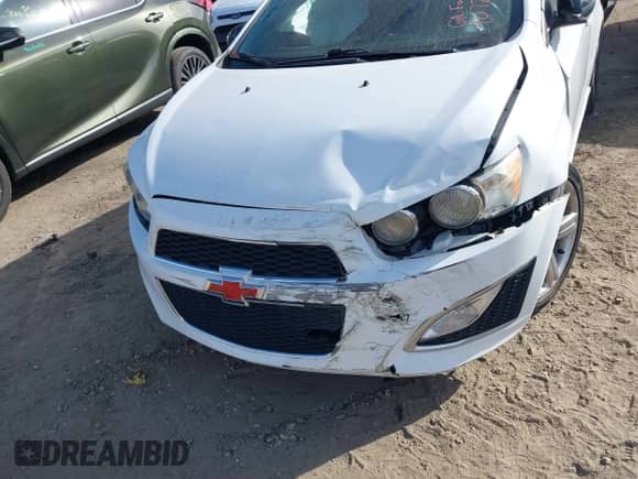 2014 Chevrolet Sonic RS z VIN 1G1JG5SBXE4230911, wystawiony jako IAAI lot #40725104 z przebiegiem 122 433 mil mil oraz . Historia ofert i sprzedaży dostępna na DreamBid. Obrazek 6.