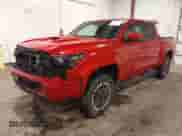 2024 Toyota Tacoma SR5 z VIN 3TYLB5JNXRT023878, wystawiony jako IAAI lot #43246001 z przebiegiem 9 321 mil mil oraz . Historia ofert i sprzedaży dostępna na DreamBid. Obrazek 2.