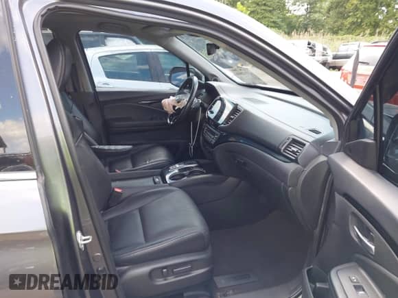 2019 Honda Pilot Touring 8-Passenger z VIN 5FNYF6H9XKB002530, wystawiony jako IAAI lot #43112644 z przebiegiem 122 140 mil mil oraz . Historia ofert i sprzedaży dostępna na DreamBid. Obrazek 5.