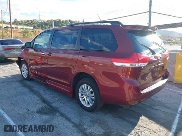 2014 Toyota Sienna XLE с VIN 5TDYK3DC0ES406822, выставлен на аукционе IAAI как лот 43277009 с пробегом 67 196 миль миль и . История ставок и продаж доступна на DreamBid. Изображение 3.