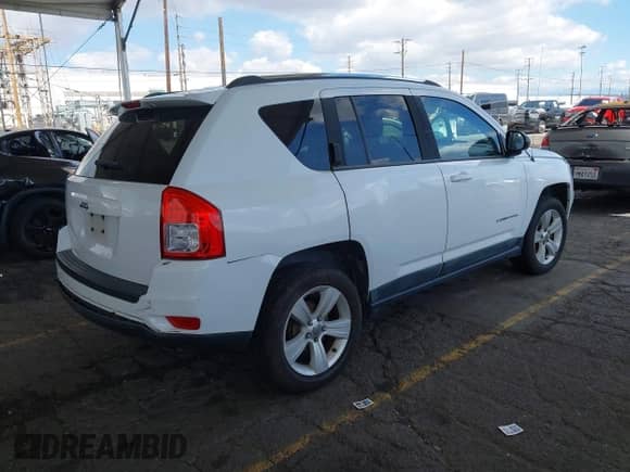 2011 Jeep Compass z VIN 1J4NT1FA3BD240989, wystawiony jako IAAI lot #43454073 z przebiegiem 121 404 mil mil oraz . Historia ofert i sprzedaży dostępna na DreamBid. Obrazek 4.