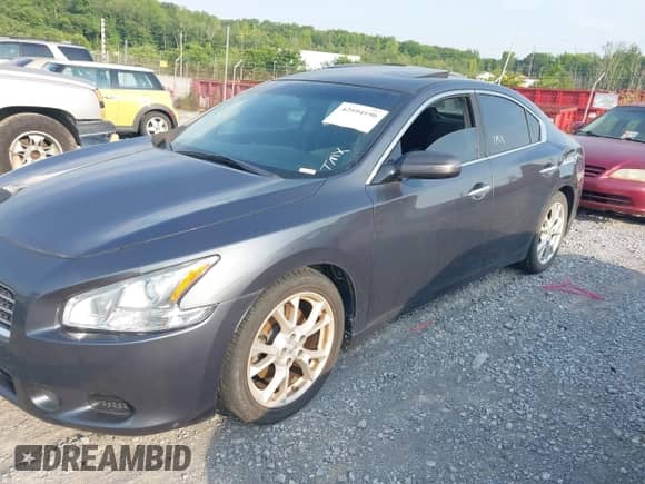 2013 Nissan Maxima SV z VIN 1N4AA5AP2DC810217, wystawiony jako IAAI lot #42594196 z przebiegiem 157 765 mil mil oraz . Historia ofert i sprzedaży dostępna na DreamBid. Obrazek 2.